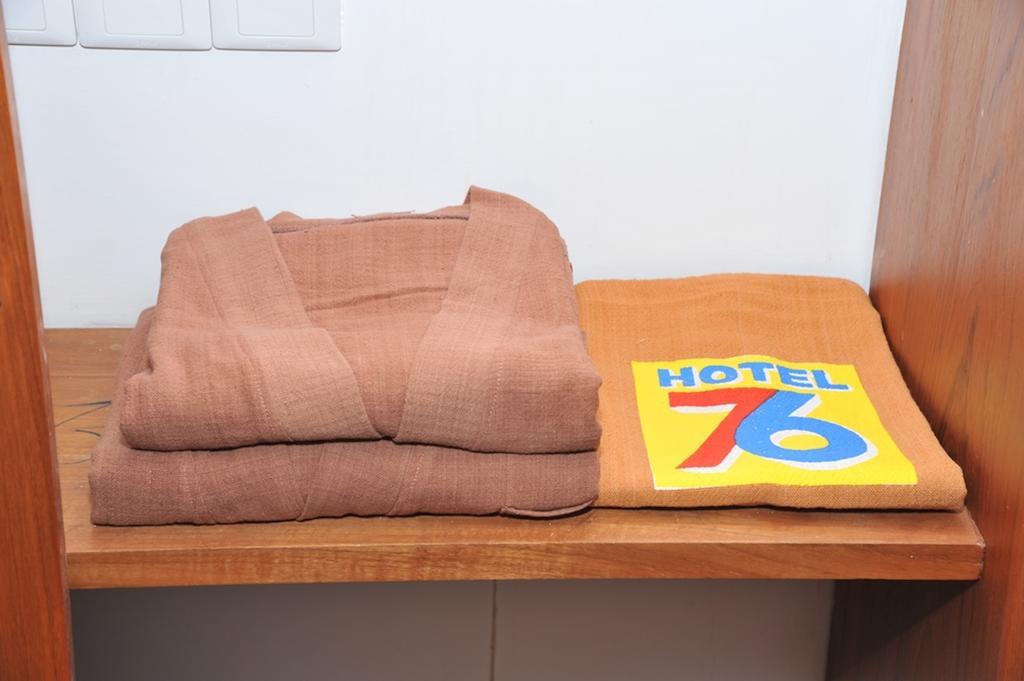 โรงแรม 76